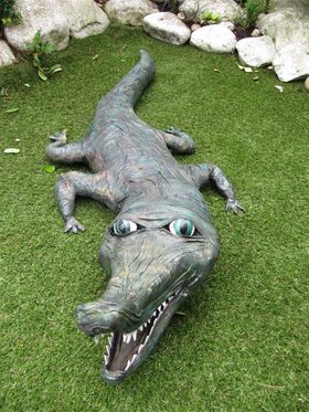 Happy Croc, ook gemaakt in 2011. Hij heeft in 2018 een nieuw jasje gekregen want er vielen gaatjes in z'n oude jas. Hij ligt dan ook al die tijd buiten in weer en wind met sneeuw en hagel en vorst.