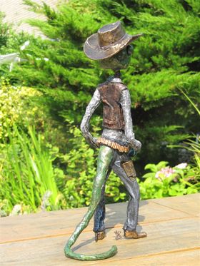Rango is een hagedis die denkt dat hij heel wat is, beetje een macho figuur maar wel wel aandoenlijk.