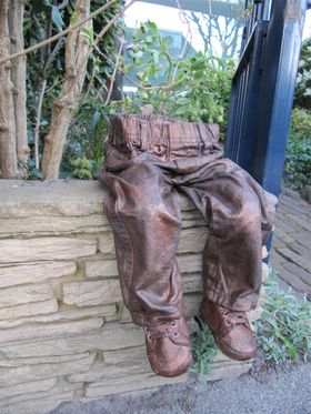 Dit broekje zit op het muurtje bij het hek van de voortuin. Zo zie je dat de familie van den Broek hier woont.  april 2013