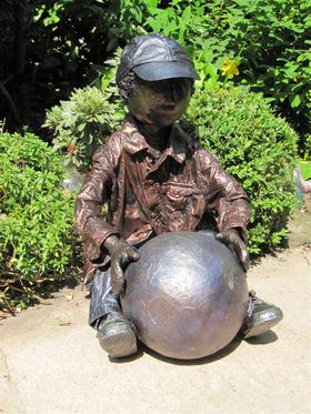 Kleuter met bal,  juli 2013. Met originele kleertjes aan. Hij zit ook al die jaren buiten .