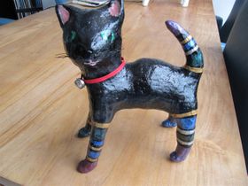 maart 2013. Papier  maché kat. Deze heb ik later alsnog met paverpol ingepakt en opnieuw geverfd. Nu is hij buitenbestendig.