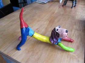 Papier maché hond. maart 2013. Deze heb ik later ook met paverpol ingepakt en buitenbestendig gemaakt. Hij staat nu al jaren tussen de planten in de tuin.