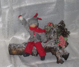 winterpoppetje op kerststronkje