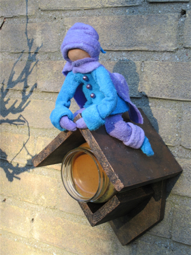 Vogelvoer huisje met winterpoppetje