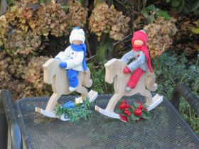 Winterpoppetjes op hobbelpaard