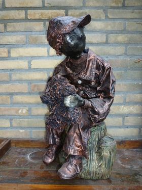 Oktober 2013  Mijn zus en en ik zijn samen wel 3 dagen bezig geweest om dit kereltje op boomstronk te maken. Haar kleinzoon heeft als inspiratie gediend