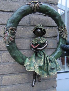 en een schattig figuurtje zittend in een ring.