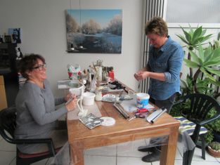 28 januari . Workshop met Henriëtte en Cindy . Ze zijn al ervaren workshoppers.