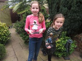 Nina en Femke ( 12 en 10 jaar) hebben ( met een klein beetje hulp) deze leuke meisjes gemaakt.
