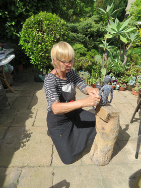24  april, workshop met Karin en Louisette. Wat hebben we geboft met het weer. De hele dag buiten, dat was genieten. De voorspelde regen kwam pas na 17.00 uur, toen waren we al klaar. De houten pilaar hadden ze zelf meegebracht.