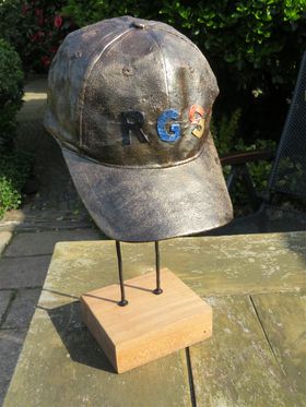 Bronzen cap, in opdracht gemaakt voor een bedrijfsleider die de pet van RGS op had.  April 2021