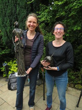 19 juni 2021  . Met Sjoukje en Maaike heb ik eindelijk na de lock-down weer eens een workshop met 2 personen gedaan . Erg leuk konijntje en een heel mooie dame  buitenbeeld gemaakt.