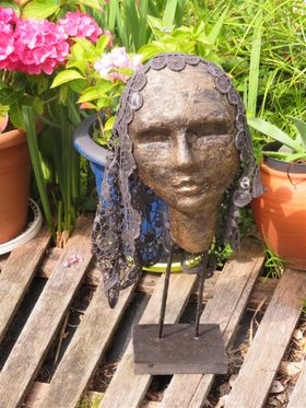 Met een workshop op 12 augustus heeft Agatha dit mooie masker op staander gemaakt.