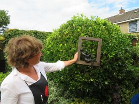 13 augustus komen Corine en Anneke voor een workshop. De lampenkap ( geen foto) van Anneke is wel héél specialistisch en dient thuis verder afgewerkt te worden ( als de buitenkant voldoende uitgehard is) . Corine heeft een figuur in schilderijlijst gemaakt , ook heel apart! Beiden gaan heel enthousiast naar huis met hun paverpol werkstuk.