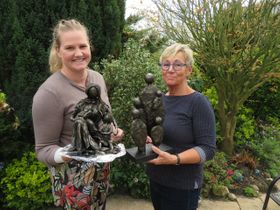 5 april, vandaag weer een hartstikke leuke workshop gedaan met Nathalie en Loes  die heel originele beeldjes hebben gemaakt. Moeder die kind de borst geeft en Oma met 4 kleinkinderen. Ik ben trots op het resultaat.
