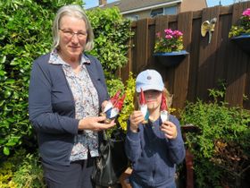 Mei 2022 , kabouterworkshop met oma Rinie en kleinzoon Mitchel. Zóveel enthousiasme is toch gewéldig !!!